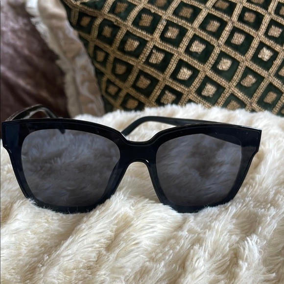 Chic Black Sunglasses - Picture 4 of 7